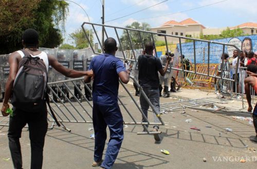 Falua, de origen africano, denunció que los indocumentados de Haití están vendiendo los pases de entrada a las oficinas en mil pesos. EFE