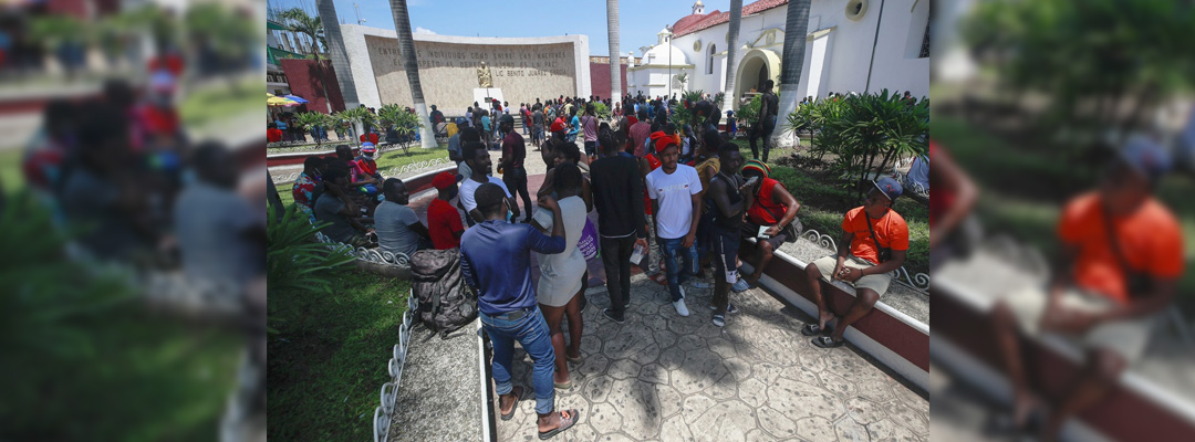 Tras dialogar con autoridades del INM, más de 300 migrantes -que el martes por la tarde partieron en caravana de Tapachula hacia la Ciudad de México- aceptaron ser trasladados Huixtla para que se agilice la entrega de documentos. Foto Víctor Camacho / Archivo