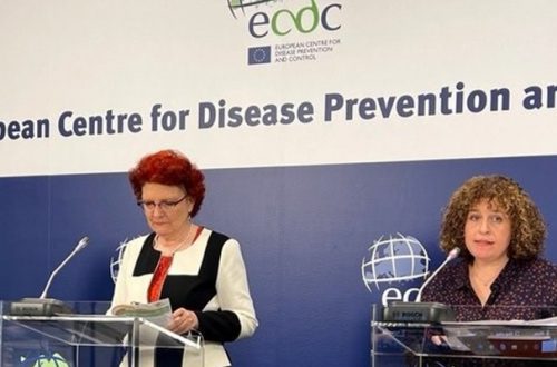 La directora del Centro Europeo de Control y Prevención de Enfermedades (ECDC, por sus siglas en inglés), Andrea Ammon, durante una conferencia de prensa, el 26 de abril de 2022. Foto Europa Press