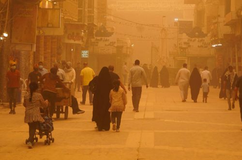Una nueva tormenta de arena que azota Irak llevó a más de cuatro mil personas a los hospitales por problemas respiratorios, el 16 de mayo de 2022. Foto Afp