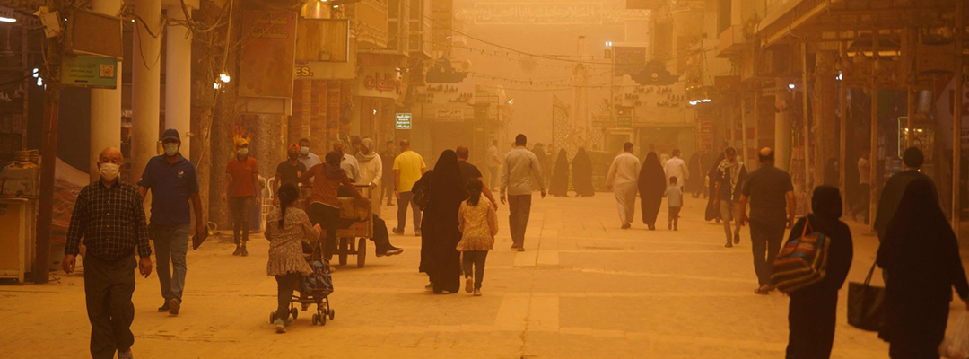Una nueva tormenta de arena que azota Irak llevó a más de cuatro mil personas a los hospitales por problemas respiratorios, el 16 de mayo de 2022. Foto Afp