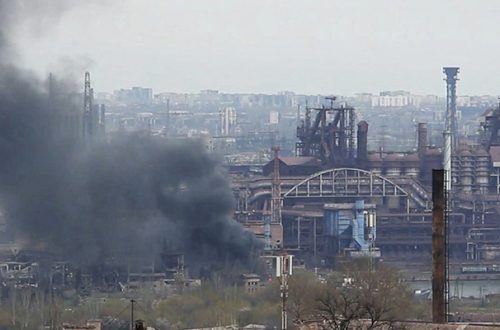 En esta imagen tomada de un video, se observa humo proveniente del la fábrica Combinado Metalúrgico de Azovstal en Mariupol, en territorio bajo el control de la República Popular de Donietsk, al este de Ucrania, el 3 de mayo de 2022. Foto Ap