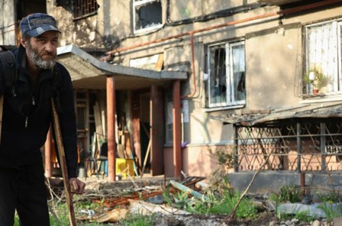 Un residente pasa frente a un edificio dañado en Mariupol, en territorio bajo el gobierno de la República Popular de Donetsk, al este de Ucrania, el 29 de abril de 2022. Foto Ap