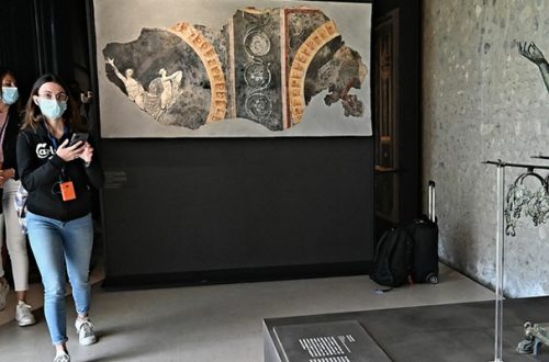 Visitantes observan la escultura 'El portalámparas de Efebo', parte de la exhibición 'Arte y sensualidad en las casas de Pompeya'. Foto Afp