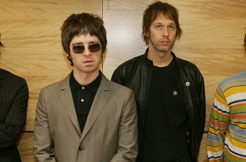 Noel Gallagher, Andy Bell y Liam Gallagher, miembros de la banda de rock británica Oasis posan durante una sesión fotográfica en Hong Kong el 25 de febrero de 2006. Foto Afp