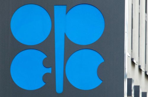 Los 13 miembros de la Organización de Países Exportadores de Petróleo y sus diez aliados (OPEP+) convinieron "ajustar al alza la producción total mensual en 432 mil barriles por día para el mes de junio", anunció la alianza. Foto Afp / Archivo