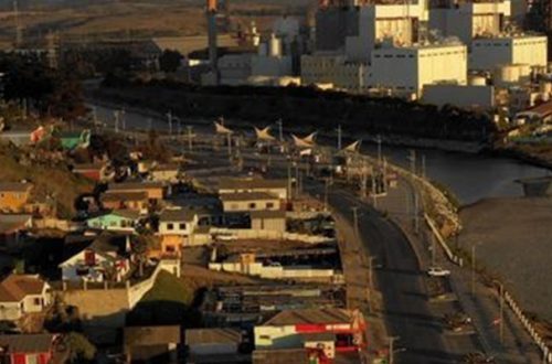 Toma aérea de la planta termoeléctrica de Puchuncavi, en la región chilena de Valparaíso. Foto Afp