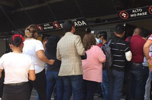 Ciudadanos hacen fila para solicitar la Constancia de Situación Fiscal en una de las oficinas del SAT en la Ciudad de México, en mayo pasado. Foto Guillermo Sologuren