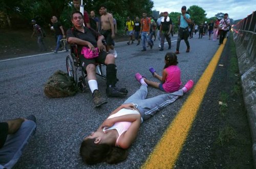 Migrantes descansan en la carretera a Huixtla. Foto Ap/Marco Ugarte