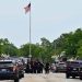 Elementos policiacos de varios municipios locales, incluida la Policía Estatal de Illinois, registran el centro de Highland Park después del tiroteo masivo en el desfile del 4 de julio, en Chicago. Foto Chicago Sun-Times vía Ap