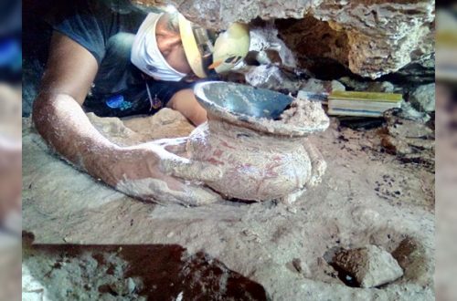 Los arqueólogos definieron que la pieza mide 13 cm de altura por 16 cm de diámetro en su cuerpo y 17 cm de diámetro en su boca y aunque carece de un asa puente-vertedera, fue asociada con las vasijas de tipo chocolateras. Foto INAH Quintana Roo / cortesía