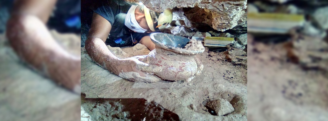Los arqueólogos definieron que la pieza mide 13 cm de altura por 16 cm de diámetro en su cuerpo y 17 cm de diámetro en su boca y aunque carece de un asa puente-vertedera, fue asociada con las vasijas de tipo chocolateras. Foto INAH Quintana Roo / cortesía