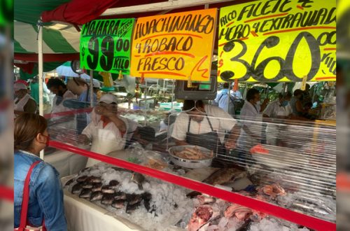 Precios de alimentos en tianguis de la Condesa, CDMX. Foto Pablo Ramos