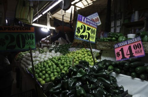 Diversas verduras se ofertan en un mercado. Foto Cristina Rodríguez / Archivo