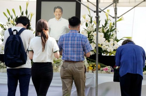 Ciudadanos ofrecen flores y oraciones por el ex primer ministro japonés Shinzo Abe en el templo Zojoji, antes de su funeral, en Tokio, el 11 de julio de 2022. Foto Ap