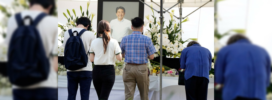 Ciudadanos ofrecen flores y oraciones por el ex primer ministro japonés Shinzo Abe en el templo Zojoji, antes de su funeral, en Tokio, el 11 de julio de 2022. Foto Ap
