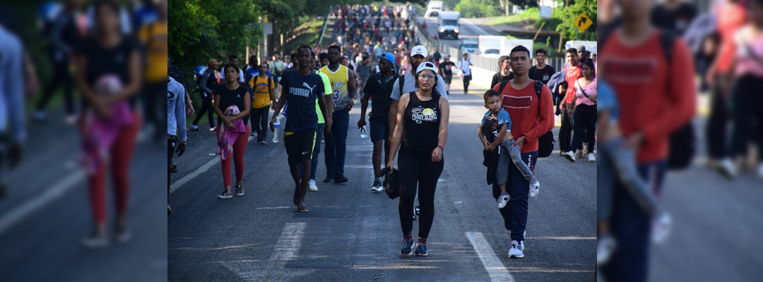 Caravana Migrante avanza por una carretera de Chiapas. Foto Cuartoscuro