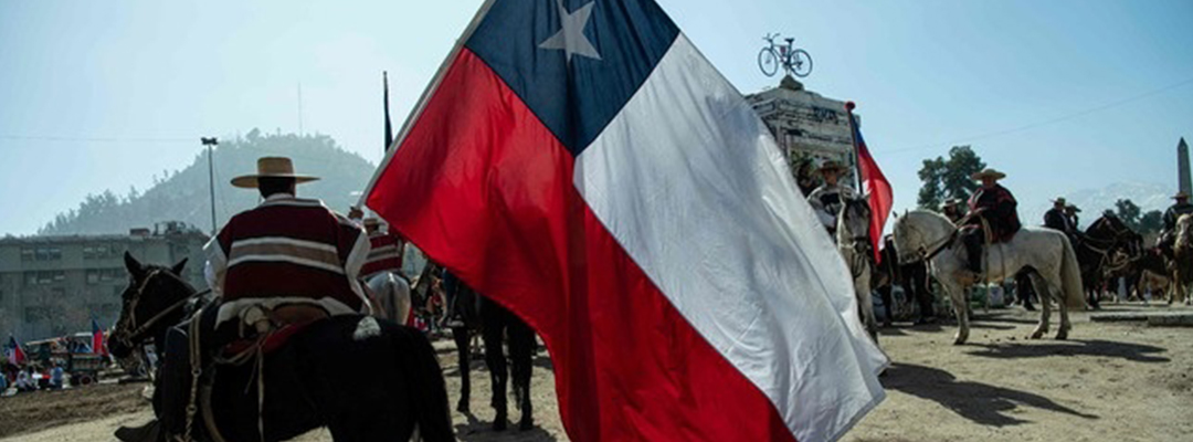 Huasos, vaqueros tradicionales del llano central de Chile, se manifiestan contra el borrador de la nueva constitución. Foto Afp