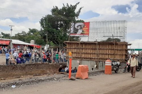 Integrantes de la Organización Campesina Emiliano Zapata bloquearon la carretera que comunica Tuxtla Gutiérrez con Comitán y Venustiano Carranza, el 10 de agosto de 2022. ‘La Jornada’