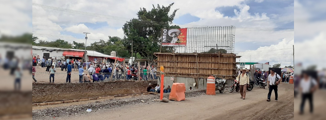 Integrantes de la Organización Campesina Emiliano Zapata bloquearon la carretera que comunica Tuxtla Gutiérrez con Comitán y Venustiano Carranza, el 10 de agosto de 2022. ‘La Jornada’