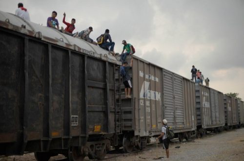 En imagen de archivo, migrantes en la estación de trenes de Arriaga, Chiapas. Foto Cuartoscuro