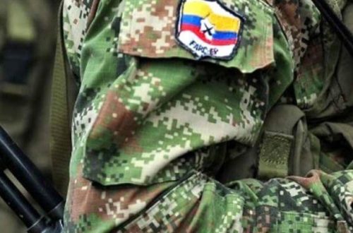 Un guerrillero de las Fuerzas Armadas Revolucionarias de Colombia-Ejército del Pueblo. Foto Europa Press / Archivo