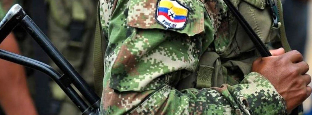 Un guerrillero de las Fuerzas Armadas Revolucionarias de Colombia-Ejército del Pueblo. Foto Europa Press / Archivo
