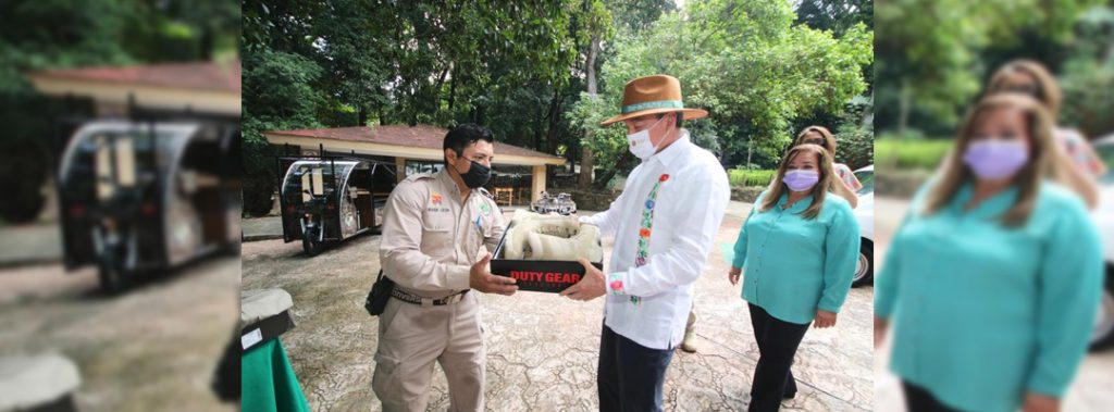 Entrega Rutilio Escand N Equipo Veterinario Veh Culos Y Uniformes Al