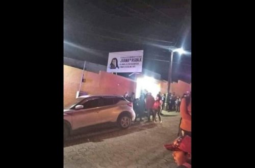 Padres de familia fueron por sus hijos el viernes a la secundaria Juana de Asbaje, municipio de Bochil, Chiapas, tras ser informados de que éstos tenían síntomas de intoxicación. Foto tomada de la cuenta de Twitter @mondy_alexa