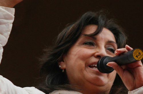 Dina Boluarte prestó juramento como la primera presidenta de Perú. Foto Afp