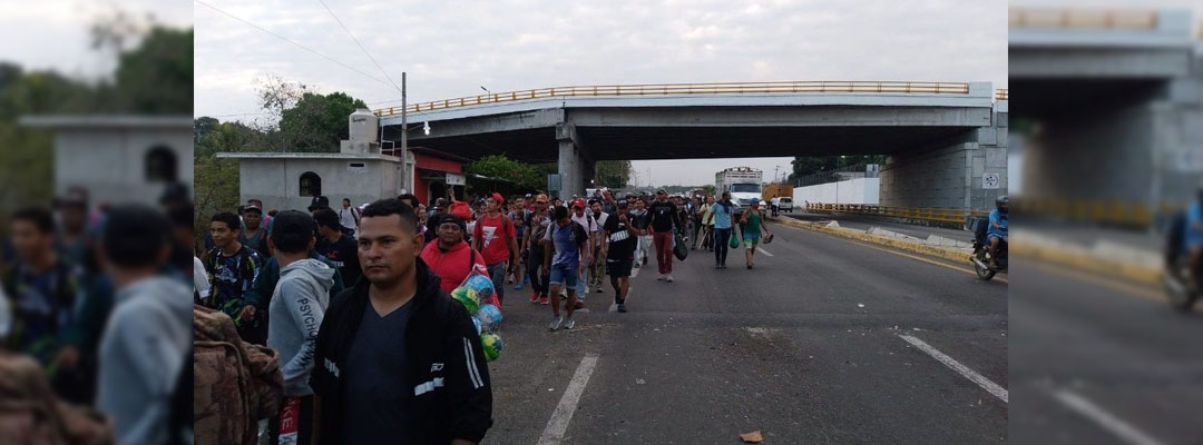 Pie de Foto.- Migrantes de distintas nacionalidades partieron de madrugada del parque central Miguel Hidalgo de Tapachula, Chiapas. Foto ‘La Jornada’