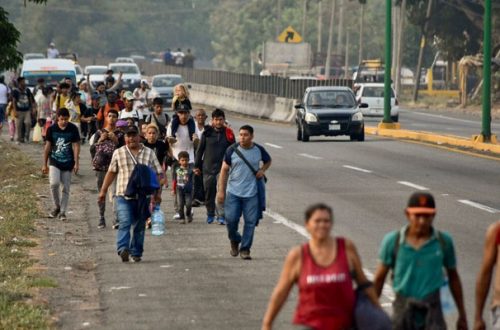 Pie de Foto.- Avance de la columna de migrantes hacia Huehuetán, Chiapas, el pasado lunes. Foto Ap