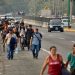 Pie de Foto.- Avance de la columna de migrantes hacia Huehuetán, Chiapas, el pasado lunes. Foto Ap
