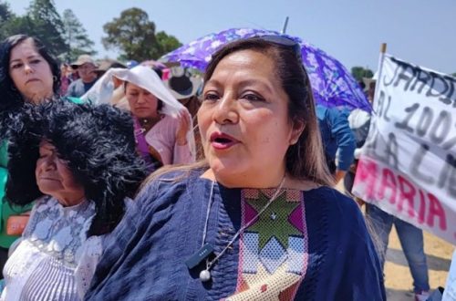 Pie de Foto.- Josefa María Sánchez Pérez, presidenta municipal de Teopisca, Chiapas, es apoyada por habitantes de la demarcación. (Foto La Jornada)