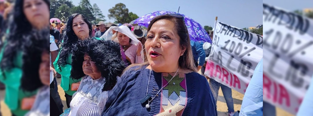 Pie de Foto.- Josefa María Sánchez Pérez, presidenta municipal de Teopisca, Chiapas, es apoyada por habitantes de la demarcación. (Foto La Jornada)