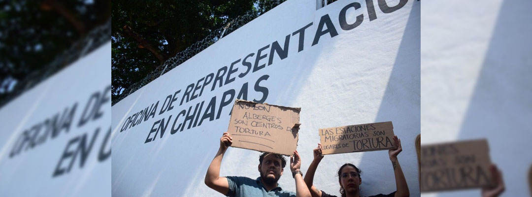 Migrantes protestan afuera de la oficina de representación del INM en Chiapas. Foto Cuartoscuro