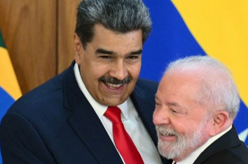 El presidente de Brasil, Luiz Inácio Lula da Silva, recibió este lunes con honores en Brasilia a su par venezolano, Nicolás Maduro. Foto Afp