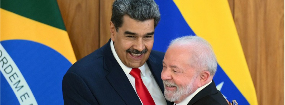 El presidente de Brasil, Luiz Inácio Lula da Silva, recibió este lunes con honores en Brasilia a su par venezolano, Nicolás Maduro. Foto Afp