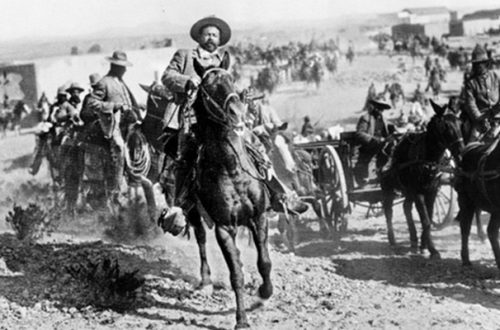 Pancho Villa cabalgando al frente de sus hombres, en una imagen que al parecer fue tomada en La Mula, antes de la batalla de Ojinaga, en 1913. Foto atribuida a John Davidson Wheelan, fotógrafo de la Mutual Film Corporation