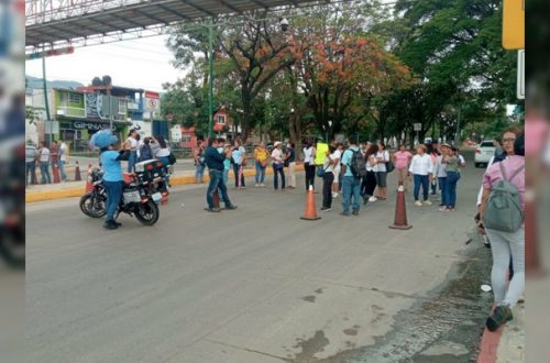Familiares de los desaparecidos realizan un bloqueo a l altura de las instalaciones de la SSyPC, en Chiapas. Foto ‘La Jornada’