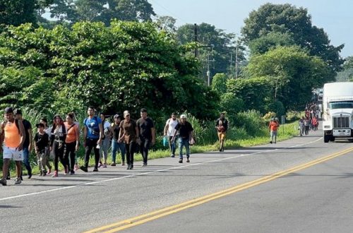 Pie de Foto.-Caravana de migrantes camina desde Suchiate hacia Tapachula. Foto ‘La Jornada’