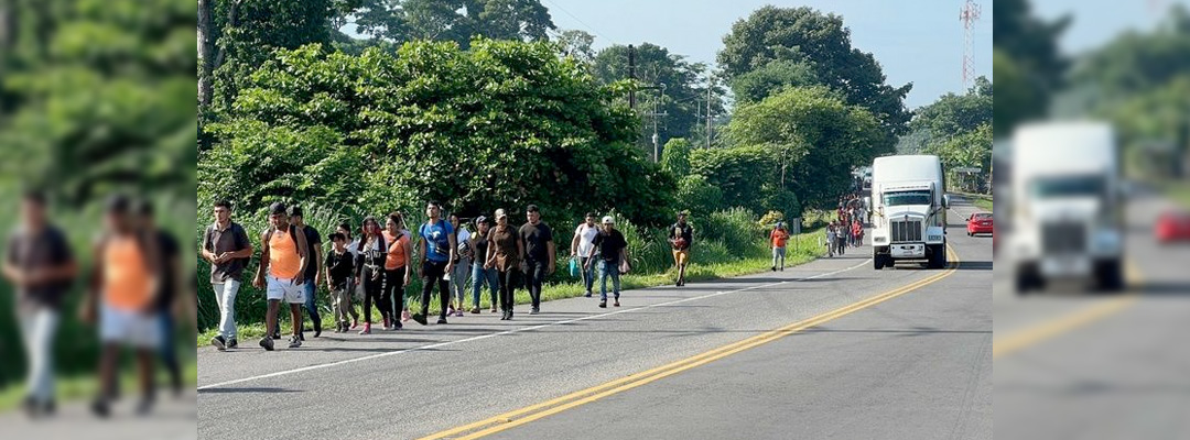 Pie de Foto.-Caravana de migrantes camina desde Suchiate hacia Tapachula. Foto ‘La Jornada’