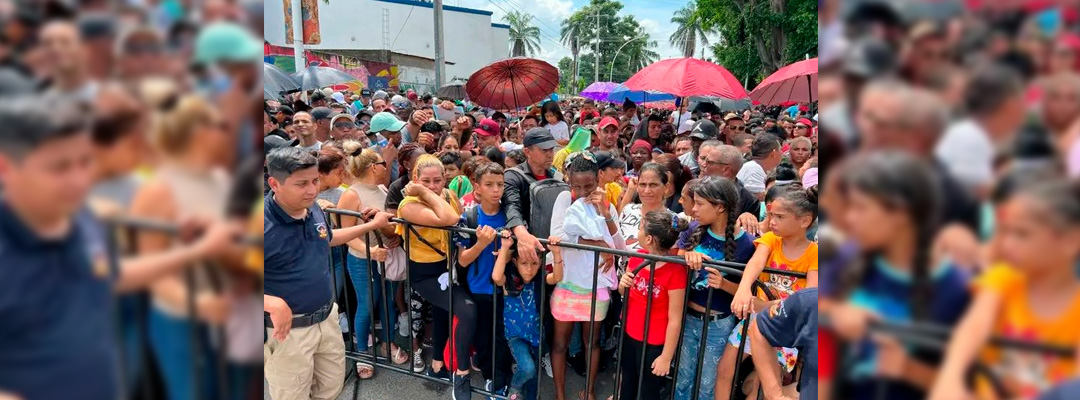 Pie de Foto.- Unos tres mil migrantes saturaron las oficinas del Instituto Nacional de Migración en Tapachula, Chiapas; buscan permisos de tránsito para llegar a EU. Foto Edgar H. Clemente