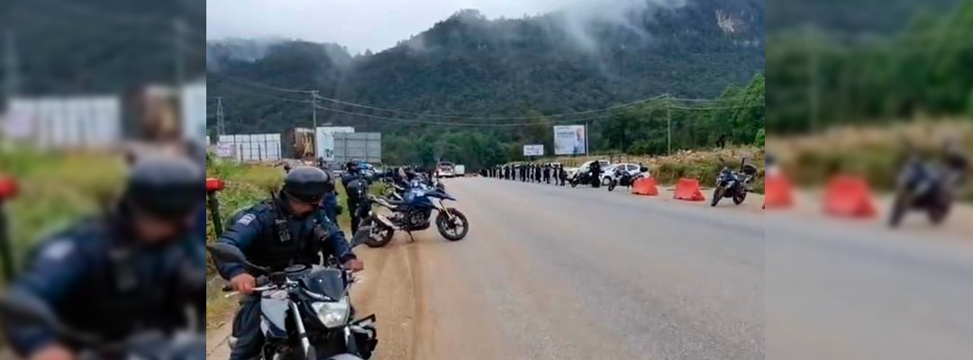 Pie de Foto.- Policías de la SSyPC de Chiapas usaron gases lacrimógenos para desalojar a los normalistas de la carretera San Cristóbal-Tuxtla Gutiérrez. Foto ‘La Jornada’