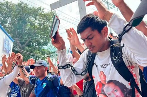 Pie de Foto.- Migrantes se encadenaron durante la marcha que culminó frente a las oficinas del INM en Tapachula, Chiapas. Foto Edgar H. Clemente.