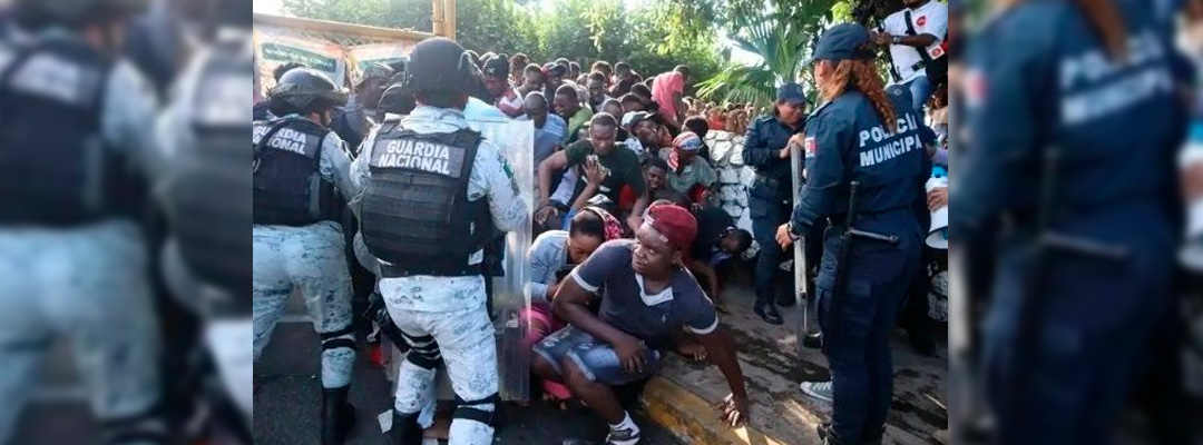 Pie de Foto.- En imagen de archivo, migrantes tratando de ingresar a las oficinas de la Comar en Tapachula, Chiapas. Foto Cuartoscuro