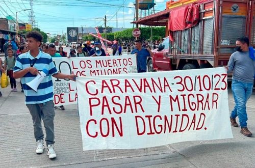 Pie de Foto.- El contingente promovió la convocatoria para sumarse a una Caravana para salir de Tapachula el próximo 30 de octubre hacia la frontera con Estados Unidos. Foto Edgar H. Clemente
