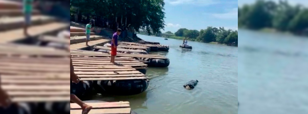 Pie de Foto.- Balseros han captado en video cuerpos embolsados o partes de cuerpo humano que flotan en el río Suchiate. Foto La Jornada