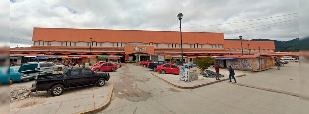 Pie de Foto.- Elementos de seguridad realizaron recorridos para mantener el orden al interior y exterior del mercado de la Zona Norte de San Cristóbal de Las Casas, Chiapas. Foto Tomada de Google Maps