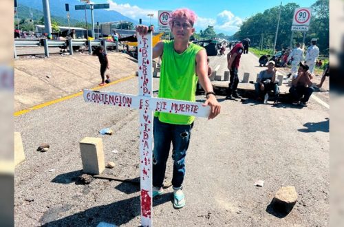 Pie de Foto.- Migrantes bloquean el paso en la carretera costera de Chiapas para exigir al INM documentos de tránsito, el 9 de noviembre de 2023. Foto Edgar H. Clemente